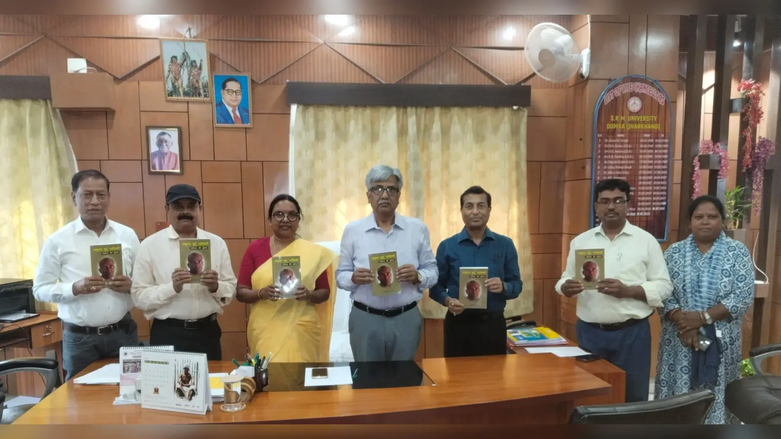 वीसी ने किया बाबूलाल मुर्मू ””आदिवासी”” पर लिखी गयी पुस्तक का विमोचन
