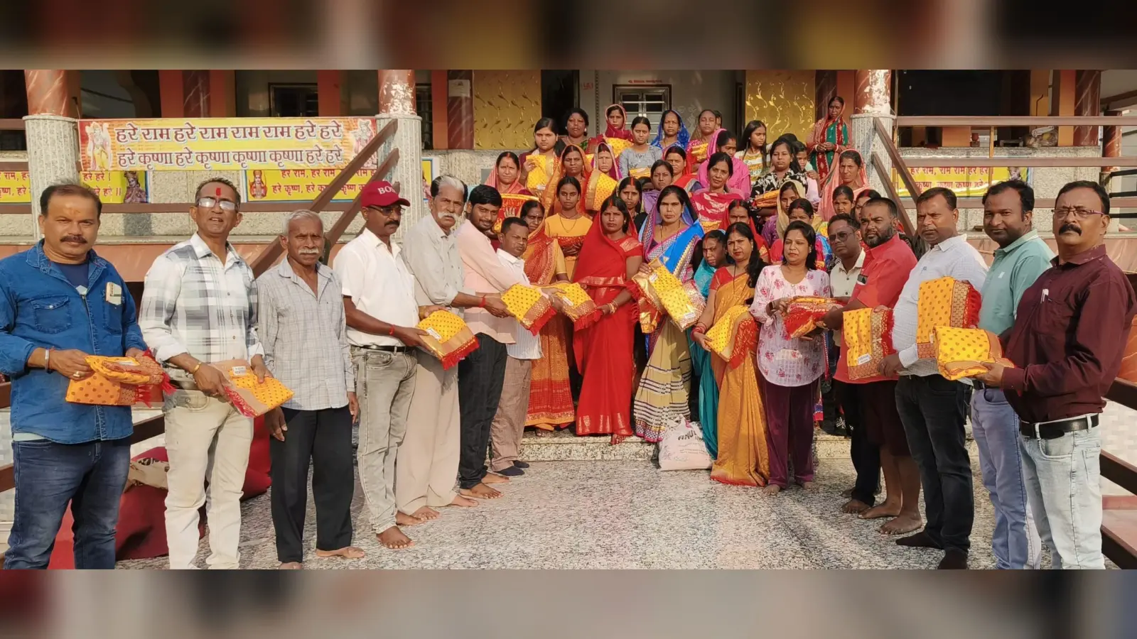 श्रद्धालु महिलाओं के बीच साड़ी का वितरण