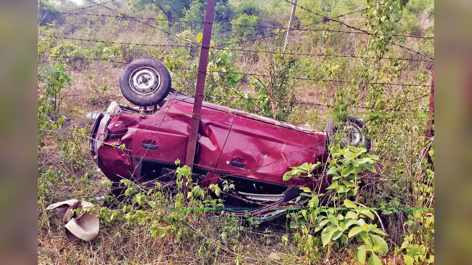 seraikela kharsawan news: चांडिल डैम से नीचे उतरते समय कार 100 फीट खाई में गिरी, डैम कर्मी घायल