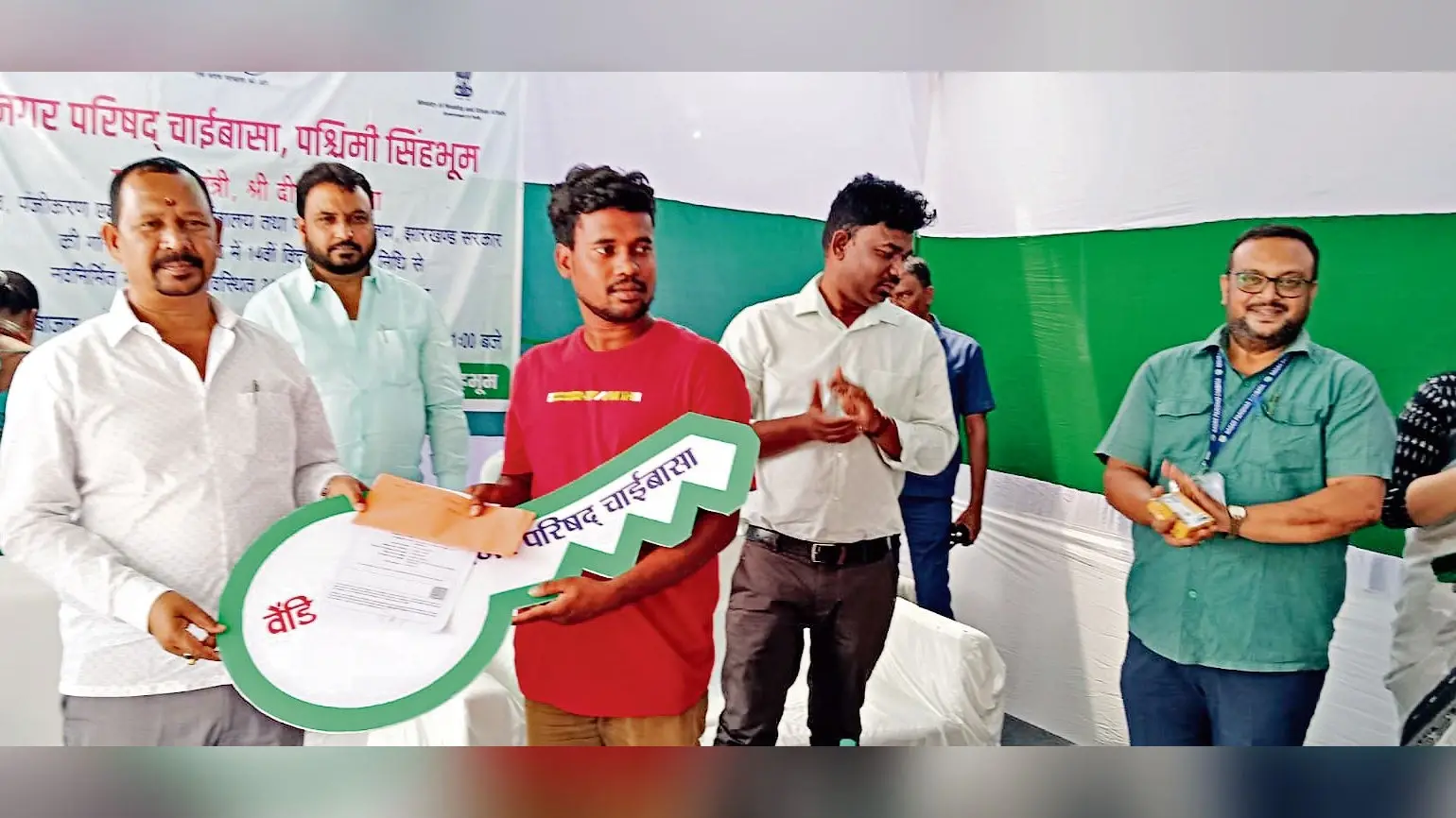 west singhbhum news: बस स्टैंड व जोड़ा तालाब की समस्याओं का शीघ्र होगा समाधान: मंत्री