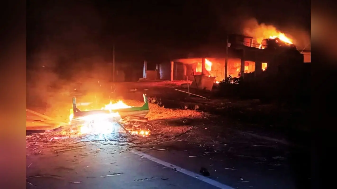 Video: हजारीबाग में नगर भ्रमण पर निकले जुलूस पर पथराव के बाद हिंसा, आगजनी, बरकट्ठा छावनी में तब्दील