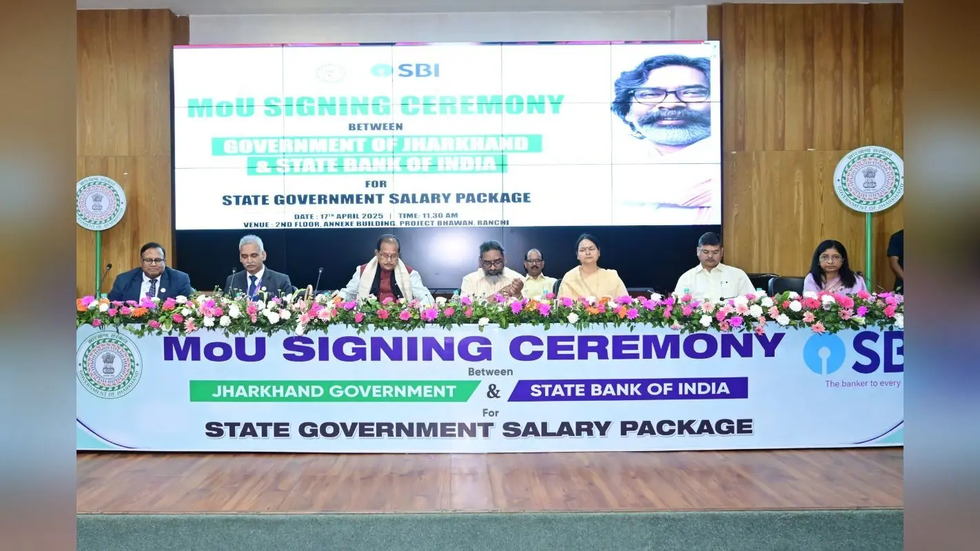 Hemant Soren Gift: हेमंत सोरेन की SBI में सैलरी अकाउंट रखनेवाले सरकारी कर्मचारियों को बड़ी सौगात, मिलेंगे ये फायदे
