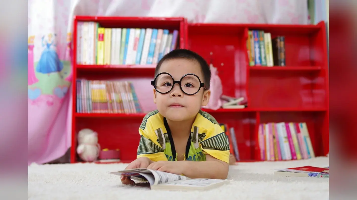 Parenting Tips: कहीं जीवन में सभी से पीछे न छूट जाए आपका बच्चा, इस तरह डालें उसमें पढ़ने की आदत