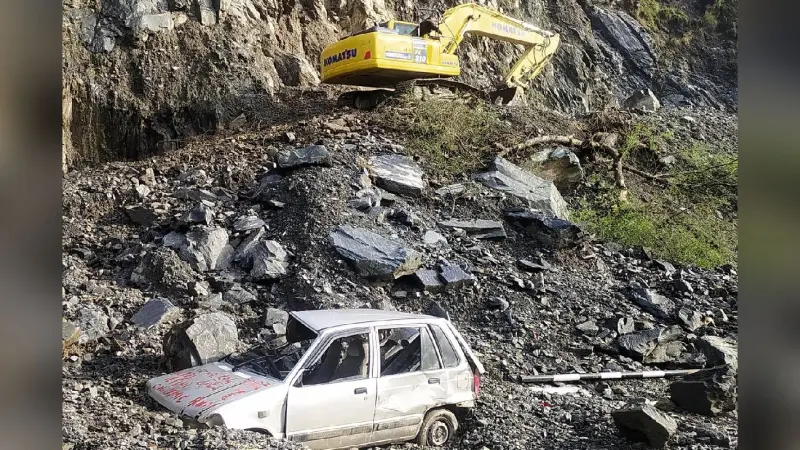 Video : जम्मू कश्मीर में बाढ़ का तांडव, सड़क पर बहने लगी गाड़ियां, भयावह वीडियो आया सामने