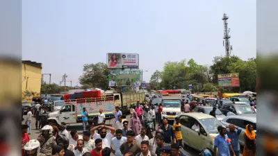 JUGSALAI TRAFFIC :चालान काटने की कही बात तो भड़का पुलिसकर्मी, की गाली-गलौज, विरोध में सड़क जाम