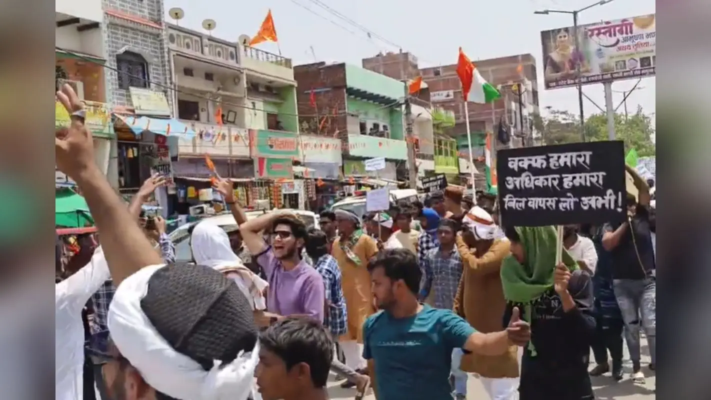 Video: वक्फ संशोधन बिल के विरोध में भभुआ में प्रदर्शन, मंत्री जमा खां के काफिले को घेरा