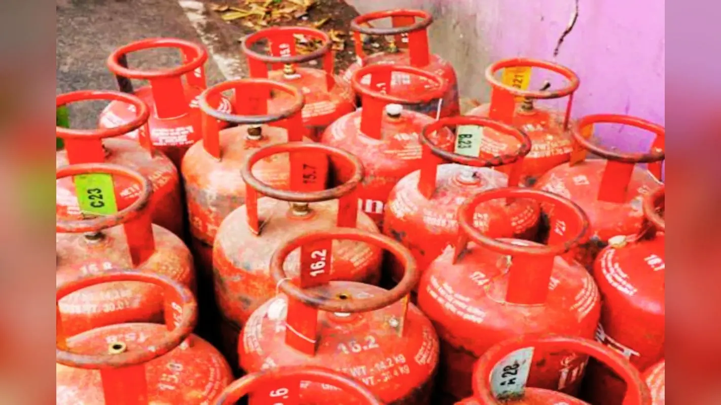 LPG Cylinder Price: 1 मई को आपके शहर में एलपीजी सिलेंडर की कीमत बढ़ेगी या घटेगी, आज क्या है रेट?