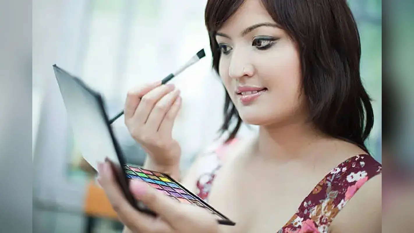 Beauty Tips: कम मेकअप, ज्यादा निखार; पार्टी लुक के लिए अपनाएं ये आसान टिप्स