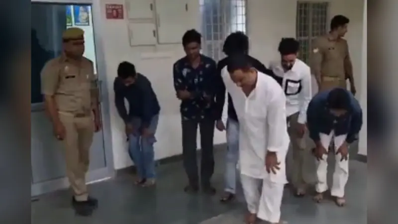 लड़की से छेड़छाड़, पुलिस ने दी ऐसी सजा कि लंगड़ाने लगे अपराधी, वीडियो वायरल