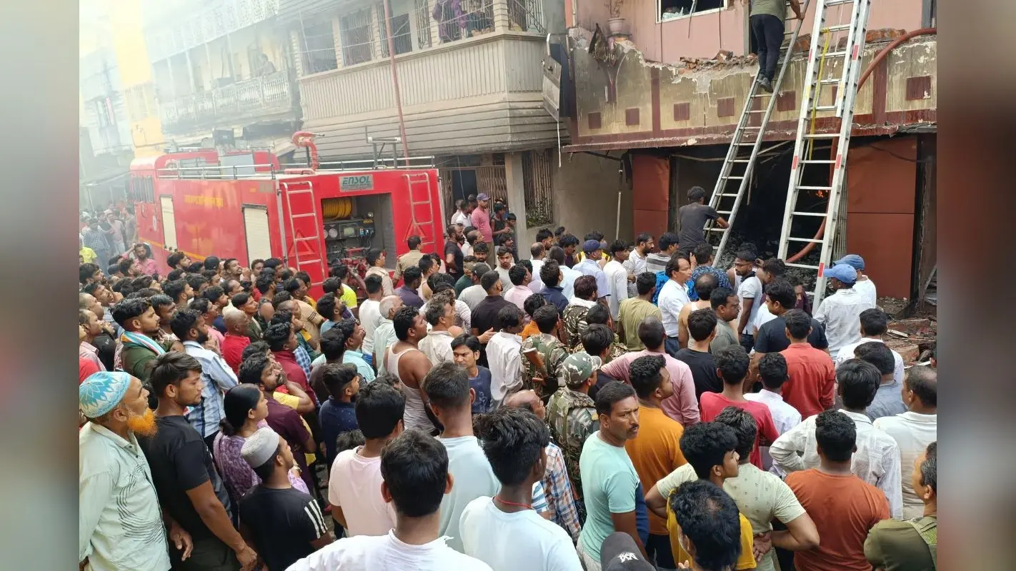 Massive Fire in Giridih: पचंबा के खुशी मार्ट में भीषण आग, मां-बेटी जिंदा जली, Video
