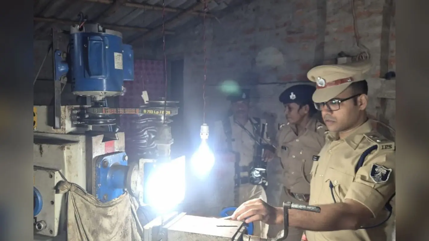 मोतिहारी में गन फैक्ट्री का भंडाफोड़, भारी मात्रा में हथियार बरामद, चार अपराधी गिरफ्तार