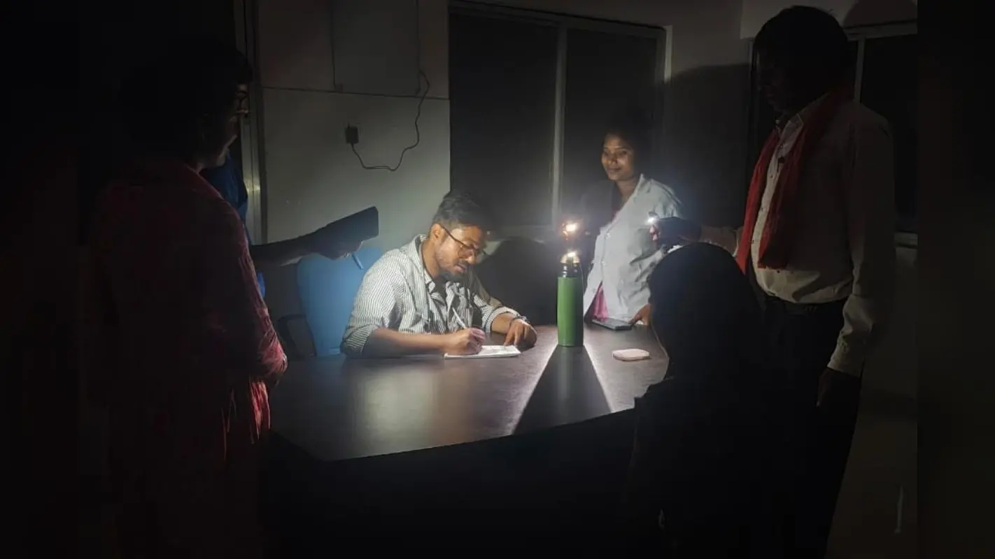 रामनवमी पर भी अंधेरे में पदमा सीएचसी, मोबाइल टॉर्च की रोशनी में इलाज करते दिखे डॉक्टर, ड्यूटी से कई थे नदारद