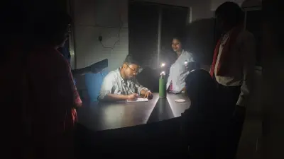 रामनवमी पर भी अंधेरे में पदमा सीएचसी, मोबाइल टॉर्च की रोशनी में इलाज करते दिखे डॉक्टर, ड्यूटी से कई थे नदारद
