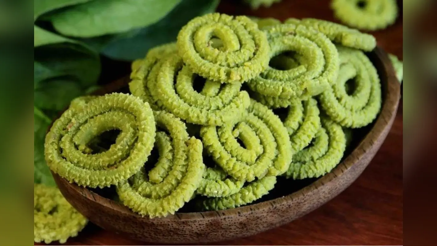 Palak Chakli Recipe: चाय के साथ ट्राई करें पालक चकली स्नैक