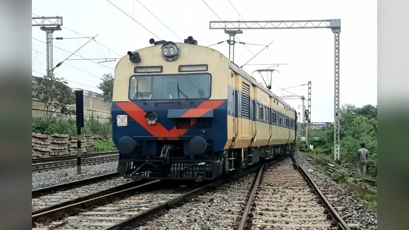 पटना-गया पैसेंजर ट्रेन 2 घंटे देर से पहुंची गया जंक्शन, यात्रियों को करना पड़ा लंबा इंतजार