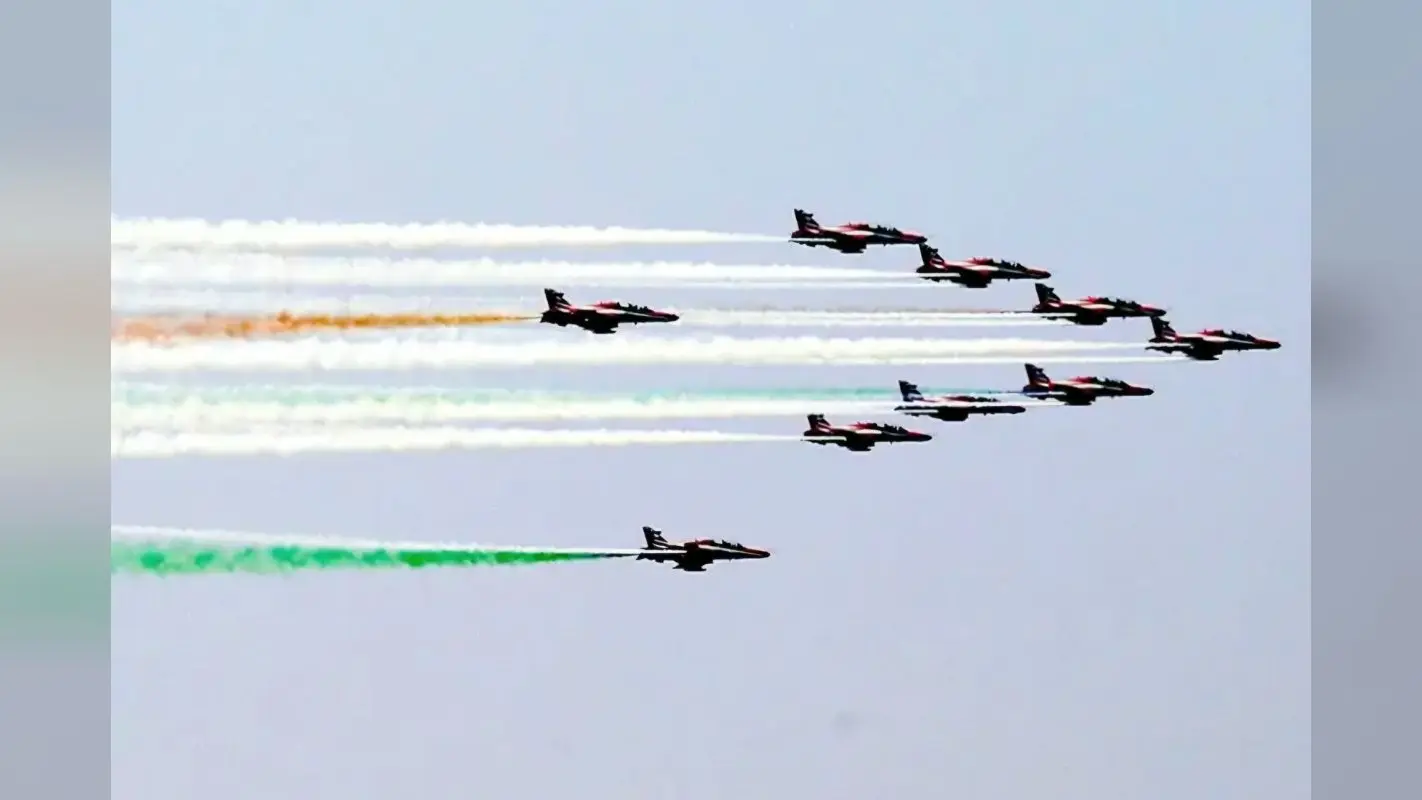 Patna Air Show Video: 360 डिग्री घूमे Fighter Jets, पटना के आसमान में बनाया दिल का शेप