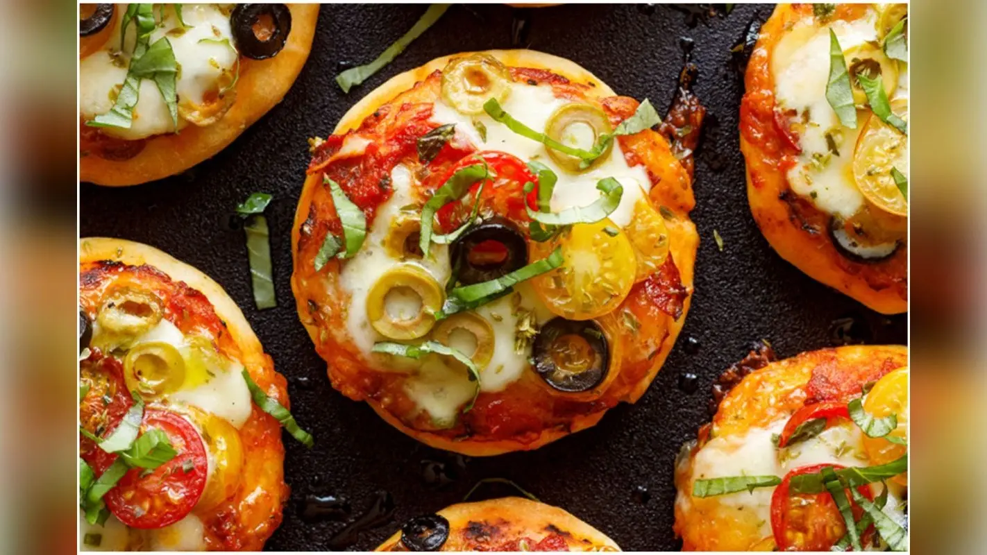 Pizza Dhokla Recipe: बोरिंग नाश्ते को कहें बाय-बाय, ट्राय करें पिज्जा ढोकला