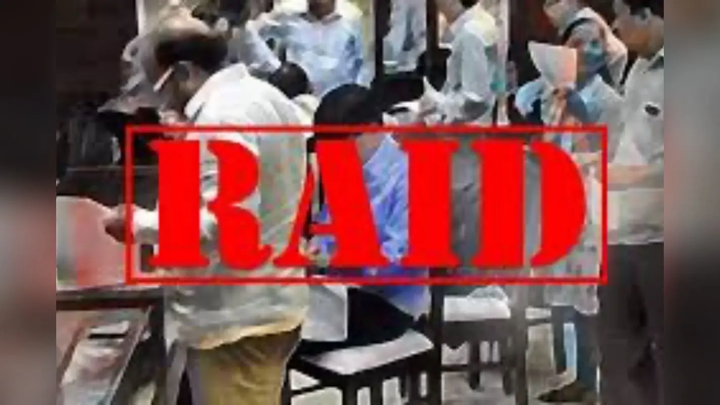Raid in Bihar: भू-माफियाओं के घर रात भर चली रेड, पुलिस के प्रहार से मचा हड़कंप