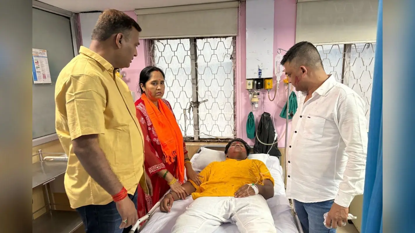 Video: जमशेदपुर में विसर्जन जुलूस में रामनवमी का झंडा हाईटेंशन तार में सटा, 5 लोग झुलसे, 1 की हालत गंभीर