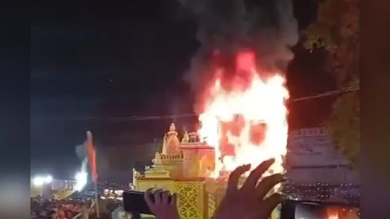 Watch Video: गढ़वा के रंका मोड़ पर धू-धू कर जला रामनवमी का रथ