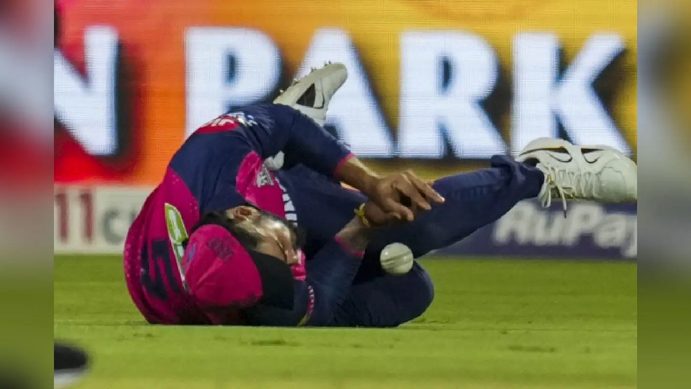 RCB vs RR: रियान पराग ने छोड़ा फिल सॉल्ट का कैच तो सुनील गावस्कर ने लगाई फटकार