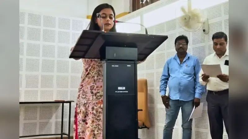 Video: पटना यूनिवर्सिटी की जनरल सेक्रेटरी का क्रांतिकारी अंदाज देखिए, बोली- मैं शपथ तभी लूंगी जब…