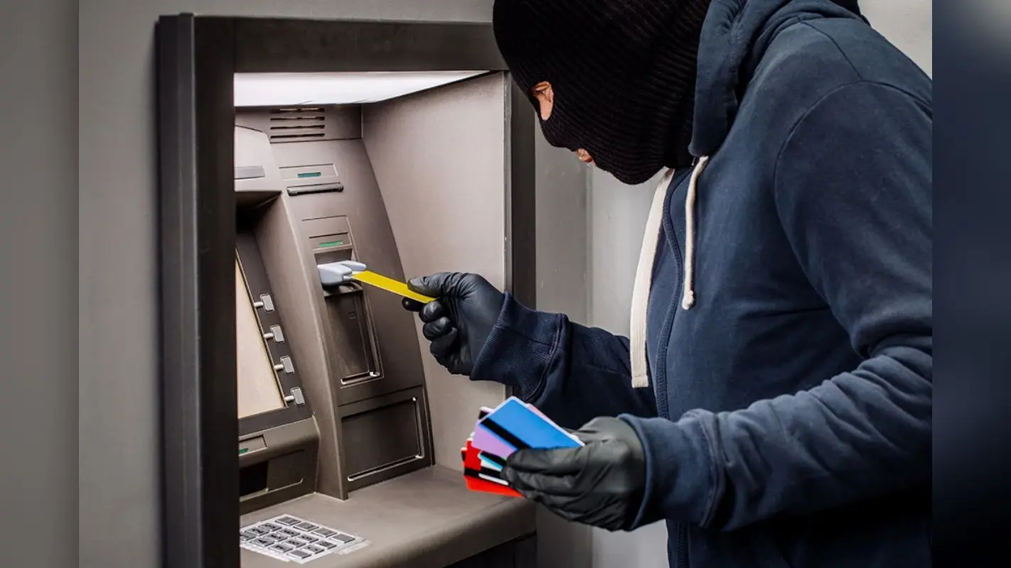 ATM से फ्रॉड का नया तरीका, शिक्षक से सेकेंडों में ठग लिया 18000, जानें क्या दिया था झांसा