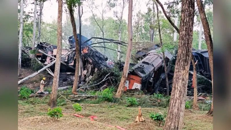 झारखंड में 2 ट्रेनों की टक्कर में 2 ड्राइवर जिंदा जले, 5 गंभीर, पूर्व रेलवे ने जारी किया बयान, देखें Video