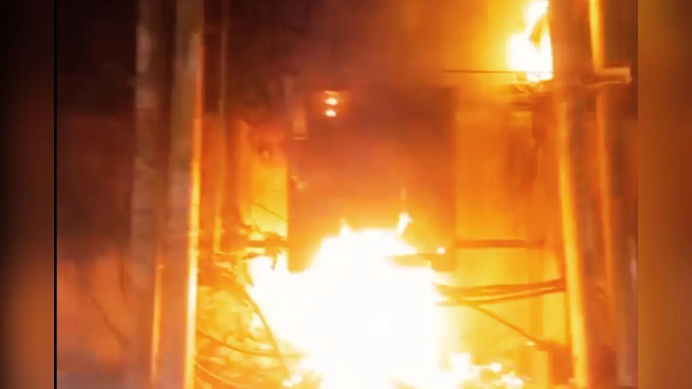 VIDEO: रांची-पटना हाई-वे पर सुरेंद्रनाथ स्कूल के पास धू-धू कर जला ट्रांसफॉर्मर, मचा हड़कंप