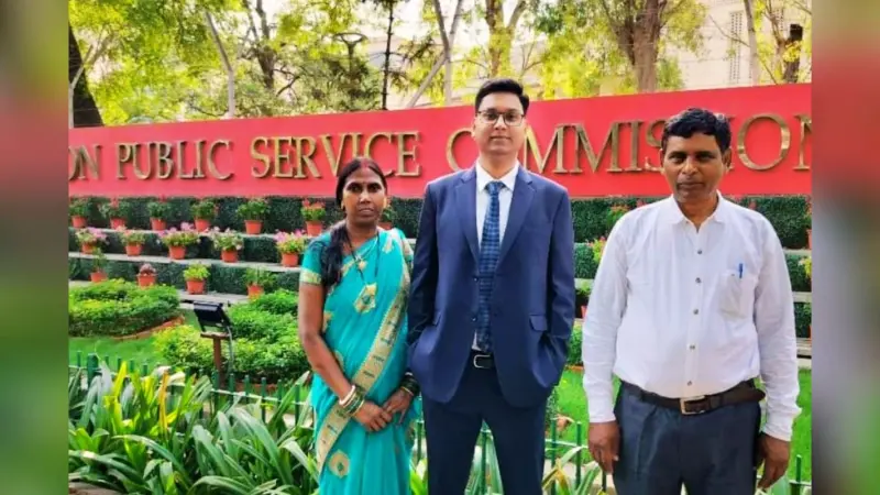 UPSC Success Story: झारखंड में अखबार बांटने वाले का बेटा बना अफसर, पिता रोक नहीं पाए आंसू, देखें VIDEO