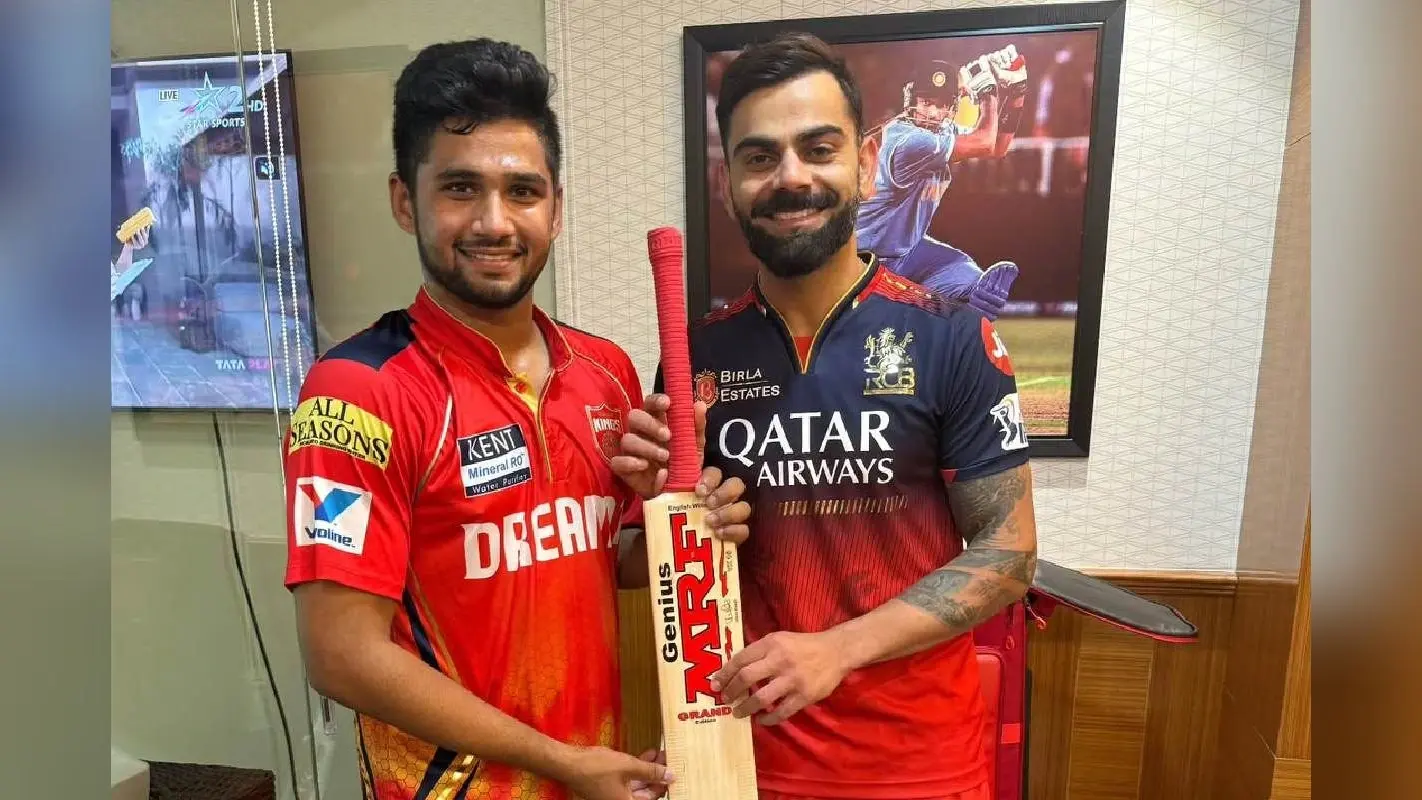 Watch Video: विराट कोहली से गिफ्ट में मिला बल्ला तो रो पड़े मुशीर खान, भाई सरफराज को भी किया याद