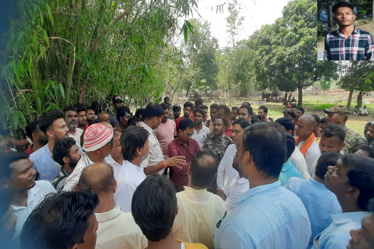 Bokaro: बोकारो में अज्ञात वाहन की चपेट में आने से युवक की मौत, आक्रोशित ग्रामीणों ने की ये मांग