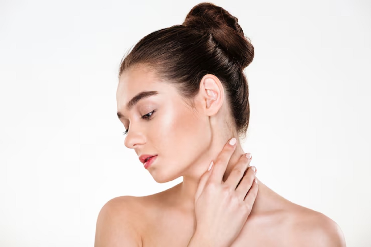 Skin Care: गर्दन के कालेपन से हैं परेशान? जानिए घर में मौजूद चीजों से उसे साफ करने के आसान घरेलू उपाय