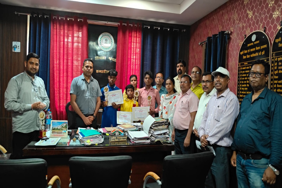 राष्ट्रीय योग ओलंपियाड में भाग लेंगे हजारीबाग के 4 छात्र, DEO ने किया सम्मानित