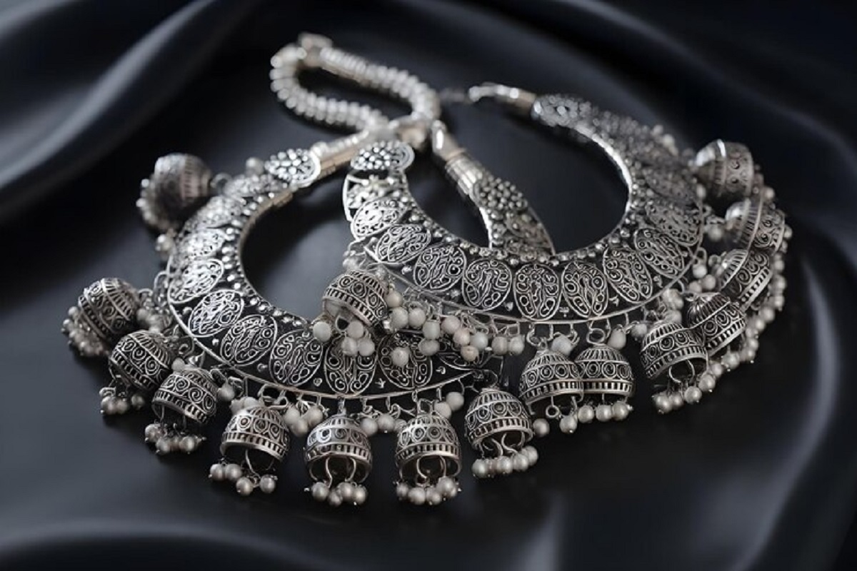 Silver Benefits: क्या आप जानते हैं चांदी खूबसूरती ही नहीं इस चीज में भी करता है आपकी मदद