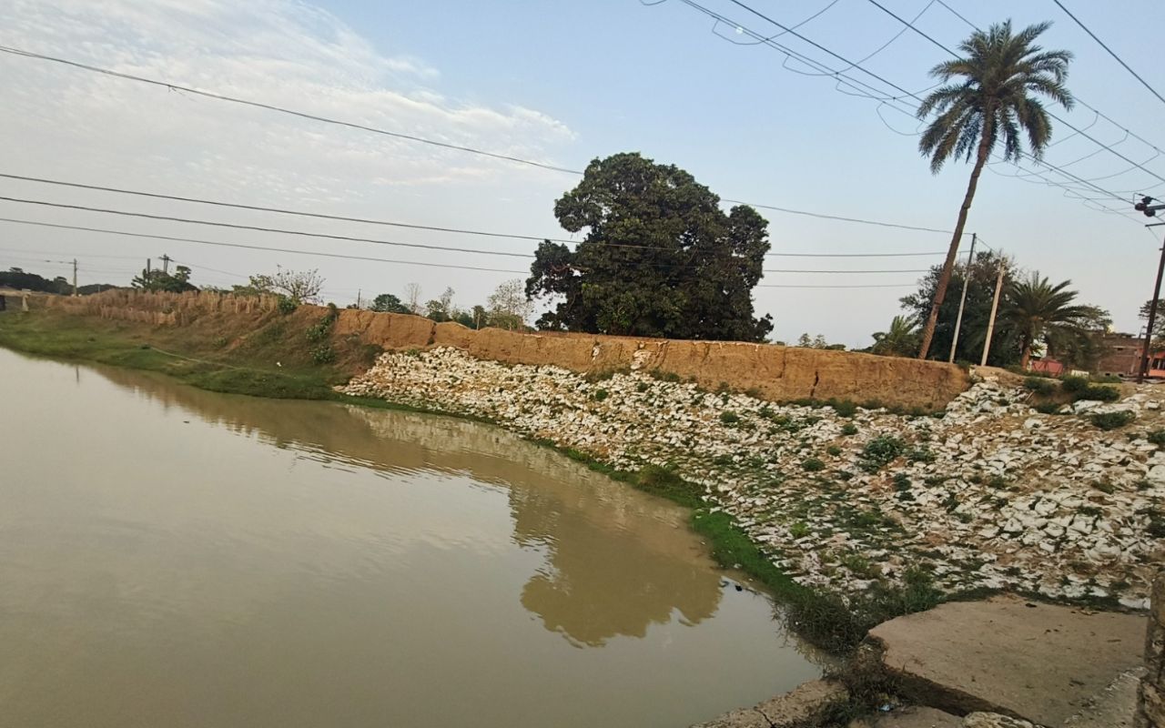 भागलपुर का ये तटबंध सालभर से क्षतिग्रस्त, बारिश में बांध टूटेगा तो डेढ़ दर्जन से अधिक गांव होंगे तबाह