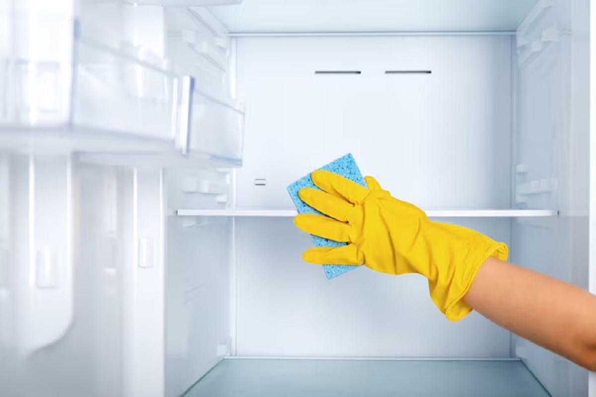 Kitchen Hacks: बिना झंझट, बिना खर्च–फ्रिज के दाग और बदबू हटाने के घरेलू उपाय