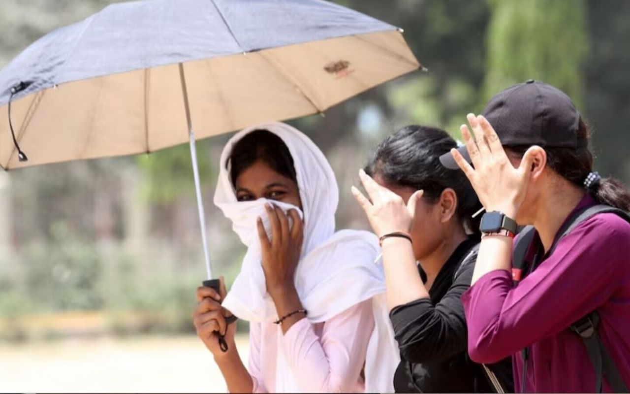भीषण गर्मी में डिहाइड्रेशन और हीट स्ट्रोक से करें बचाव, जानें किस तरह के फलों के जूस का करना चाहिए सेवन