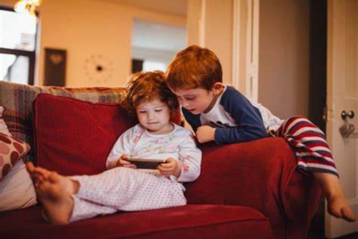 Parenting Tips: बच्चा मोबाइल से दूर नहीं रहता? ये 3 ट्रिक आजमाकर देखें, फर्क खुद दिखेगा