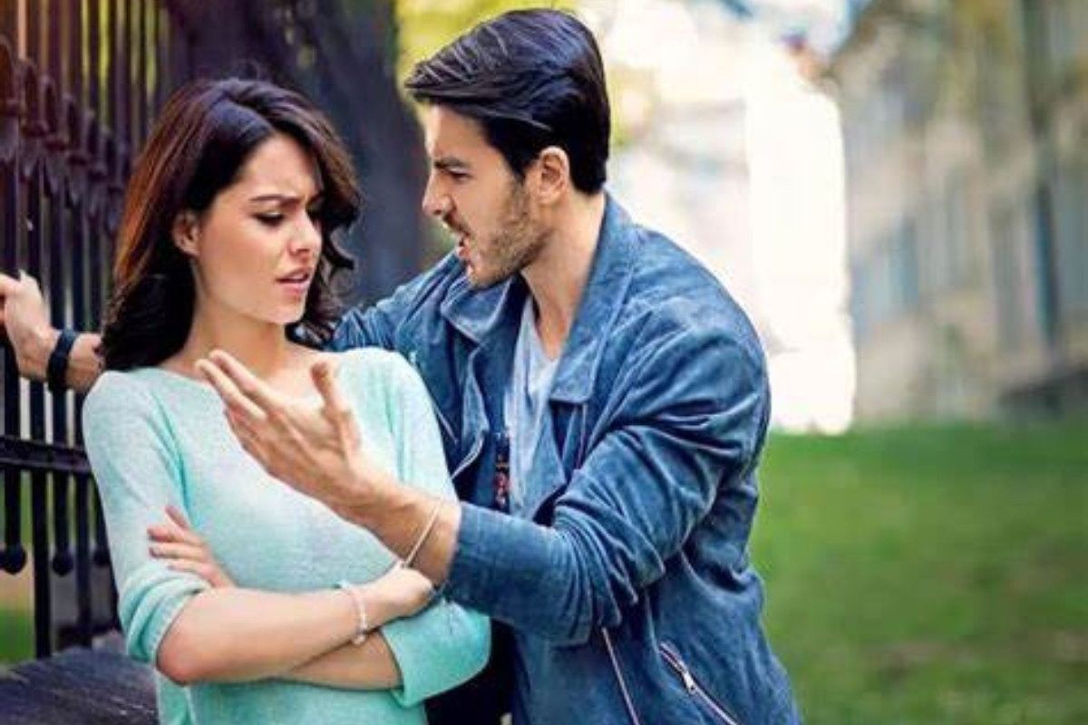Relationship Tips: जब रिश्ता प्यार नहीं बल्कि तनाव देने लगे, तो समझिए ये टॉक्सिक है, जानिए ऐसे रिश्ते से बाहर निकलने के आसान तरीके
