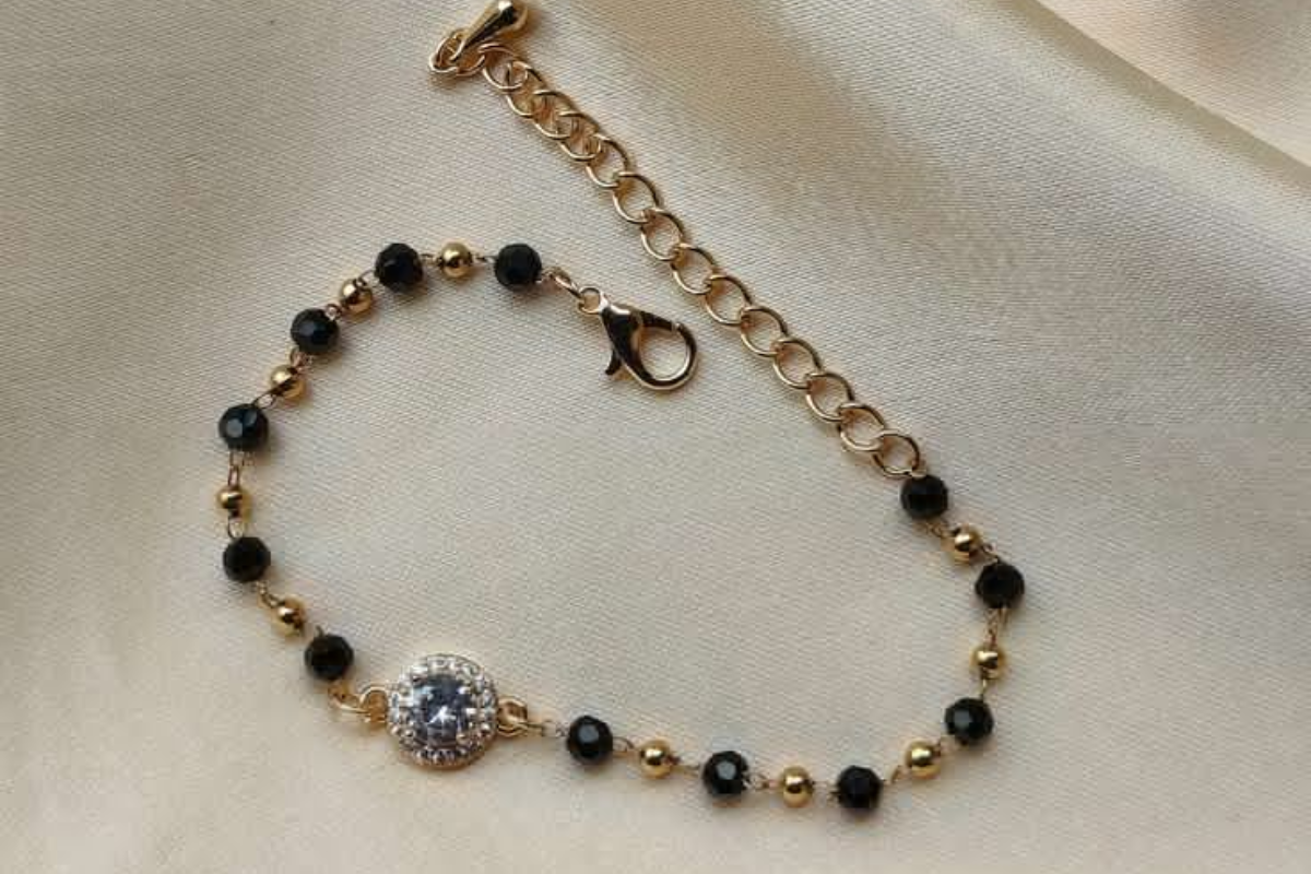 8. सिंपल गोल्ड प्लेटेड मंगलसूत्र ब्रेसलेट | Simple Gold Plated Mangalsutra Bracelet