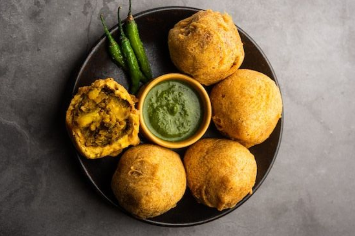 Aloo Bonda Recipe | Maharashtrian Style Spicy Potato Bread Roll Recipe: झणझणीत पोटैटो बॉन्डा बनाने की सामग्री