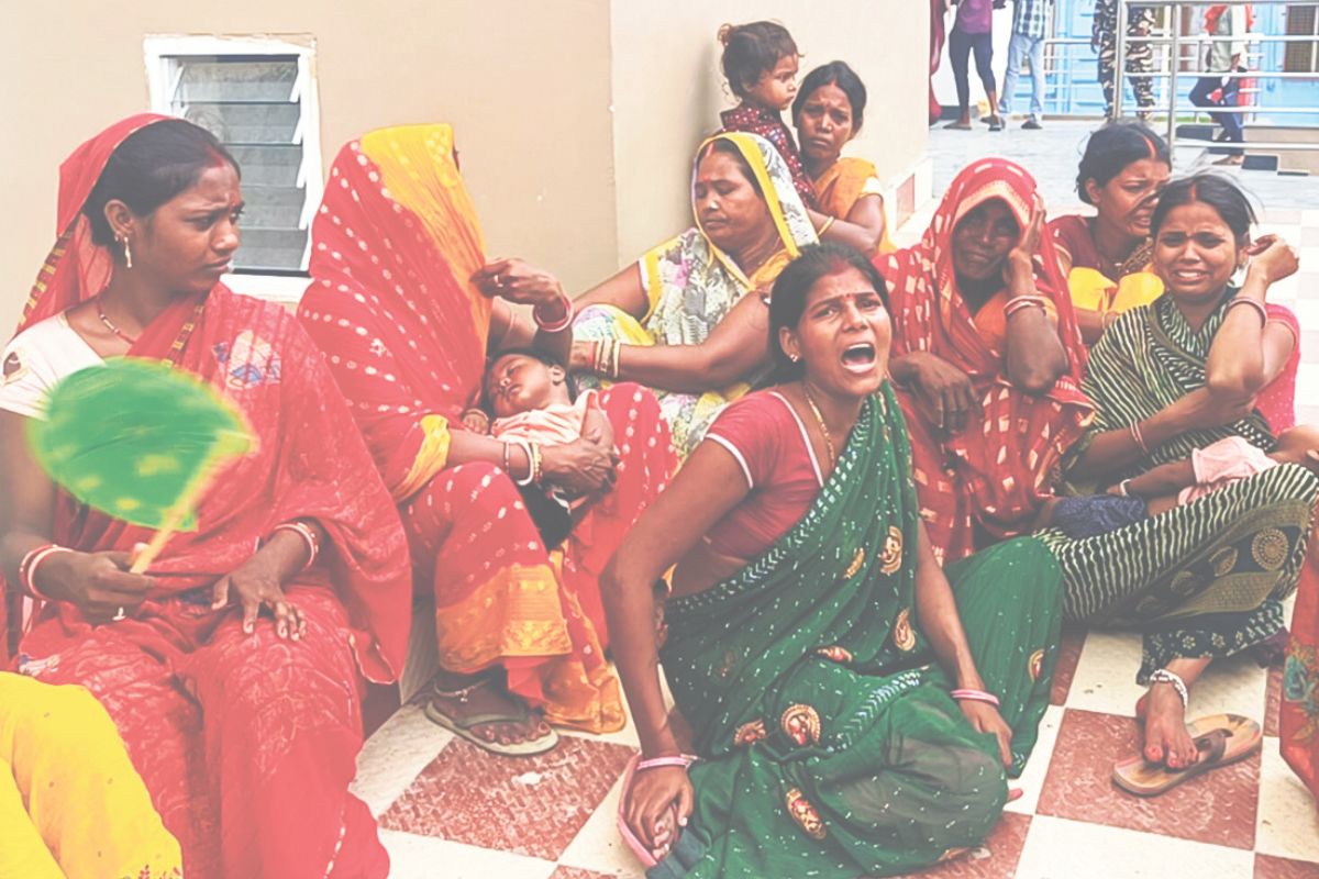 रोते-बिलखते परिजन