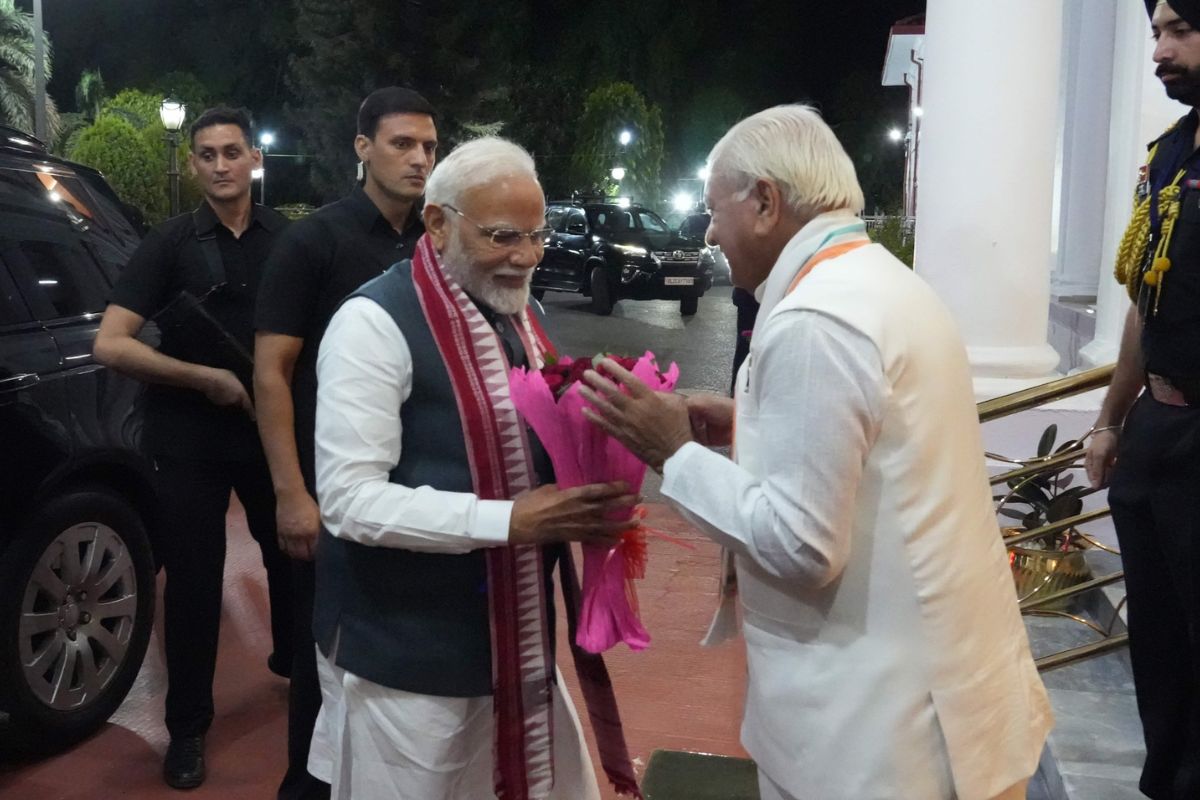 राजभवन पहुंचे पीएम मोदी