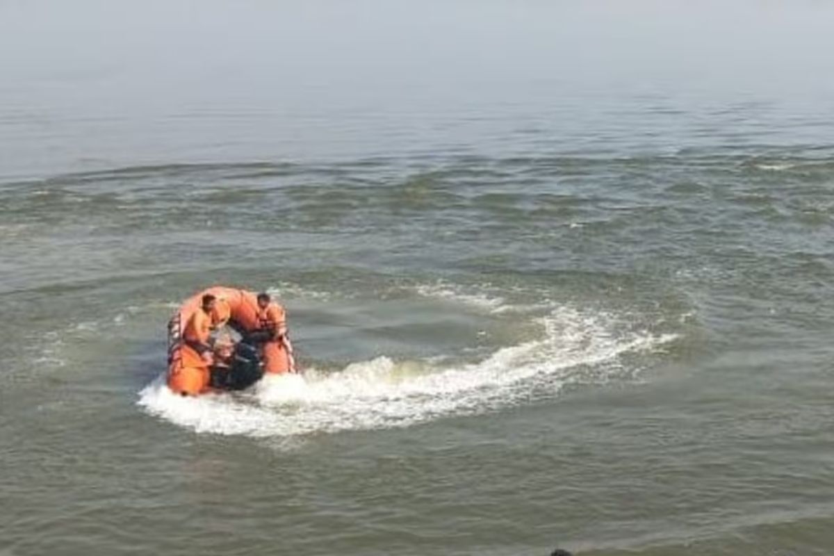 मौके पर मौजूद गोताखोर