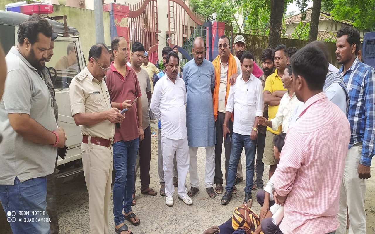 बिहार अररिया में रहस्यमय तरीके से युवक की हुई मौत, मोबाइल जब्त करके गुत्थी सुलझाने में जुटी पुलिस