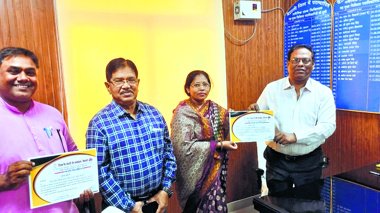 नशा के खिलाफ संकल्प अभियान चलाने वाले दो लोगों दिया गया नशा मुक्ति योद्धा प्रमाणपत्र