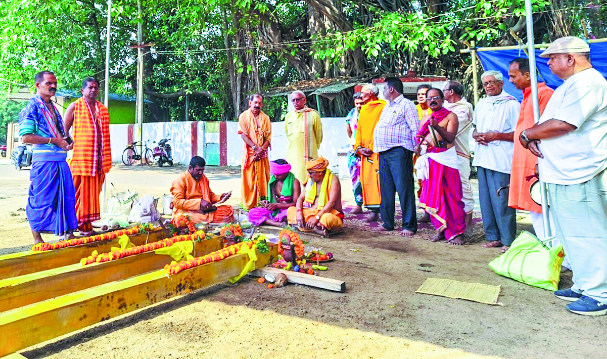 Rourkela News: अहिराबंध जगन्नाथ मंदिर में रथ निर्माण के लिए लकड़ी की हुई पूजा
