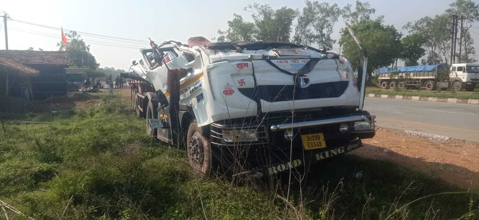 East Singhbhum News : धालभूमगढ़ में एनएच पर डिवाइडर से टकरा कर ट्रेलर पलटा, चालक की मौत, पीछे की कार झोपड़ी में घुसी