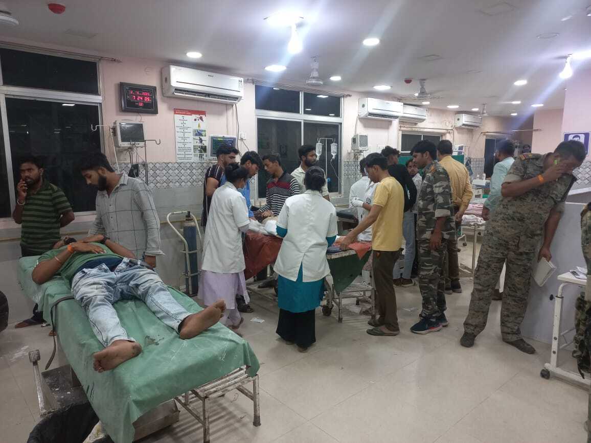दो बाइक की टक्कर, चार युवक घायल